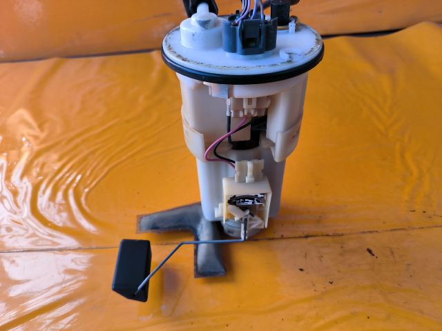 bontott TOYOTA YARIS Üzemanyag Szivattyú
