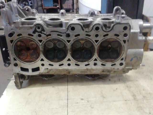 bontott TOYOTA YARIS Hengerfej