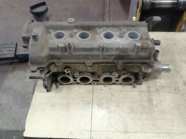 bontott TOYOTA YARIS Hengerfej