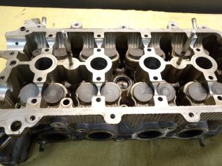 bontott TOYOTA YARIS Hengerfej