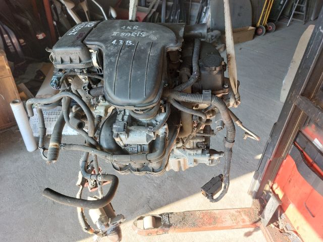 bontott TOYOTA YARIS Komplett Motor (Segédberendezésekkel)