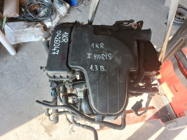 bontott TOYOTA YARIS Komplett Motor (Segédberendezésekkel)