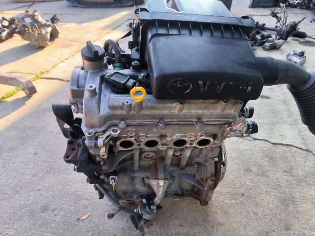 bontott TOYOTA YARIS Motor (Fűzött blokk hengerfejjel)