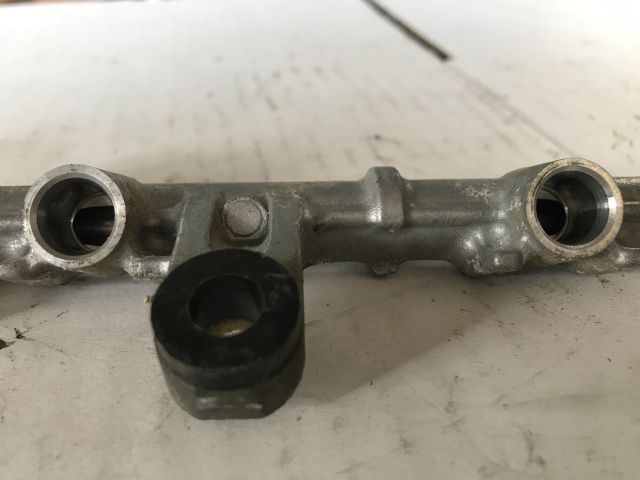 bontott TOYOTA YARIS Porlasztó Sor / Híd