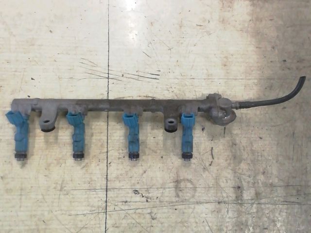 bontott TOYOTA YARIS Porlasztó Sor / Híd