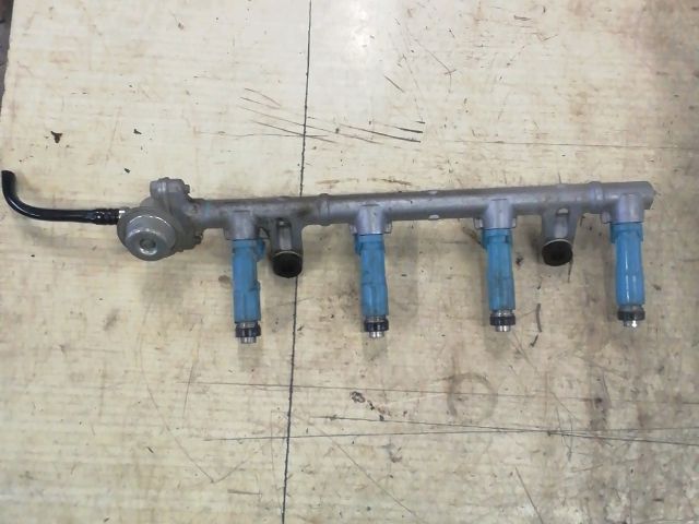 bontott TOYOTA YARIS Porlasztó Sor / Híd