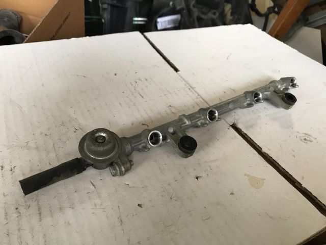 bontott TOYOTA YARIS Porlasztó Sor / Híd