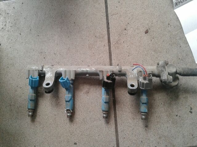 bontott TOYOTA YARIS Porlasztó Sor / Híd