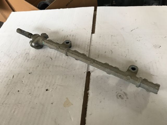 bontott TOYOTA YARIS Porlasztó Sor / Híd