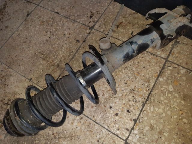 bontott TOYOTA YARIS Bal első Lengéscsillapító