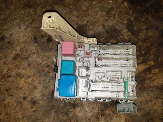 bontott TOYOTA YARIS Biztosítéktábla Motortér