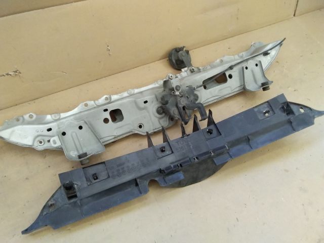 bontott TOYOTA YARIS Homlokfal (Üres lemez)