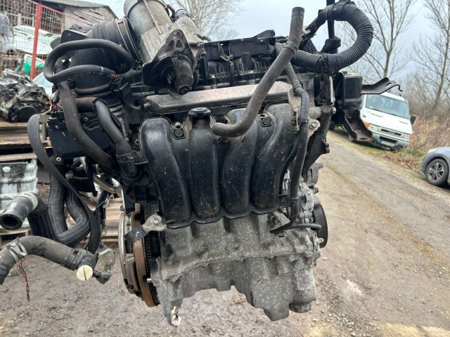 bontott TOYOTA YARIS Komplett Motor (Segédberendezésekkel)