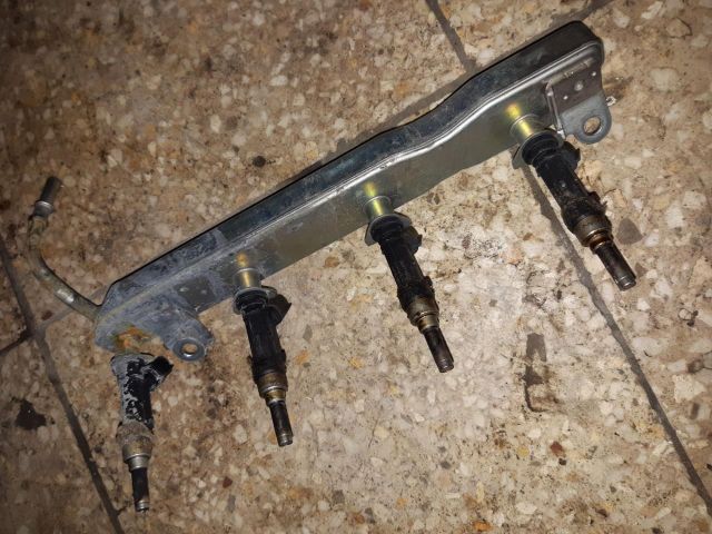 bontott TOYOTA YARIS Porlasztó Sor / Híd