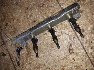 bontott TOYOTA YARIS Porlasztó Sor / Híd