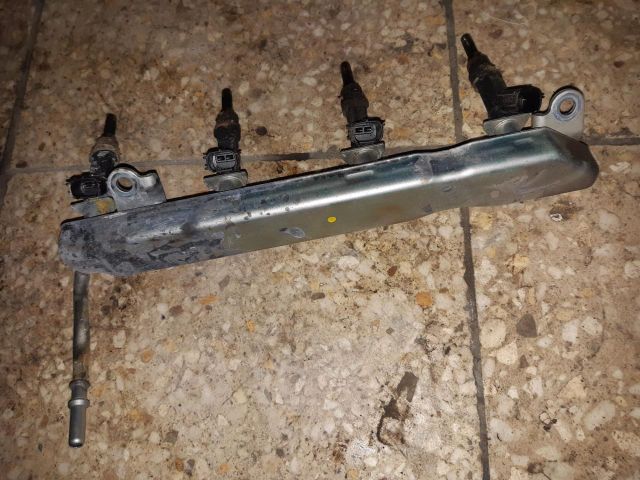 bontott TOYOTA YARIS Porlasztó Sor / Híd