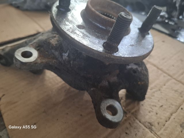 bontott TOYOTA YARIS Bal első Csonkállvány Kerékaggyal