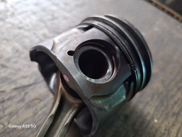 bontott TOYOTA YARIS Dugattyú és Hajtókar