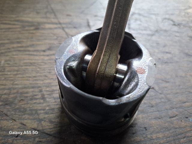 bontott TOYOTA YARIS Dugattyú és Hajtókar