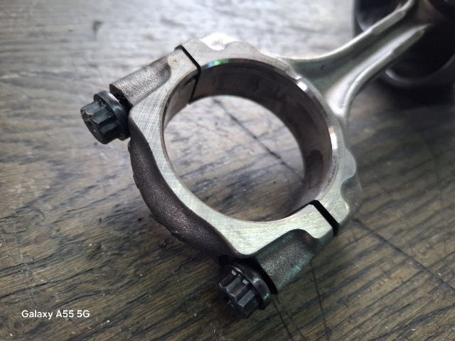 bontott TOYOTA YARIS Dugattyú és Hajtókar