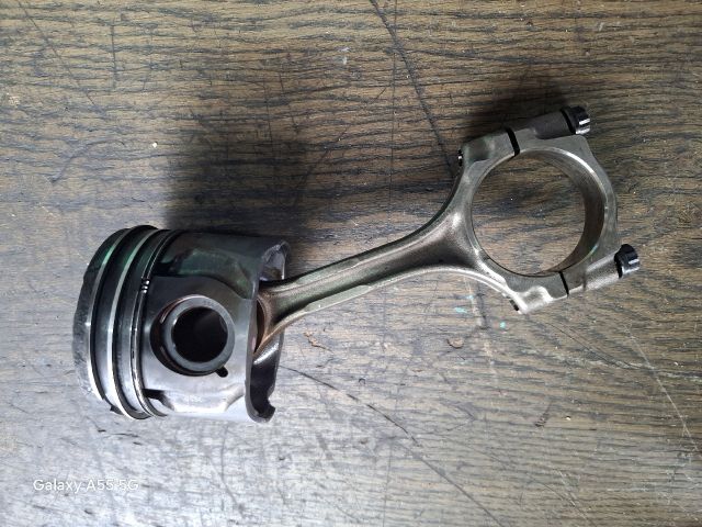 bontott TOYOTA YARIS Dugattyú és Hajtókar