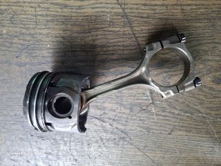 bontott TOYOTA YARIS Dugattyú és Hajtókar