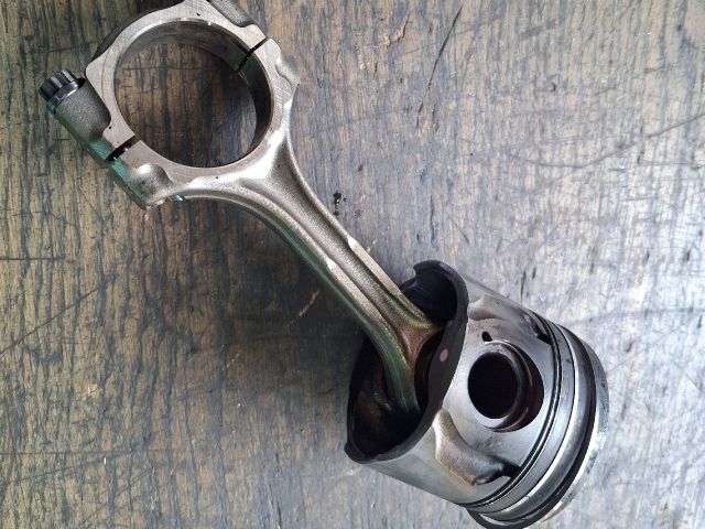 bontott TOYOTA YARIS Dugattyú és Hajtókar