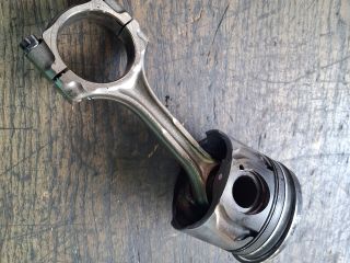 bontott TOYOTA YARIS Dugattyú és Hajtókar