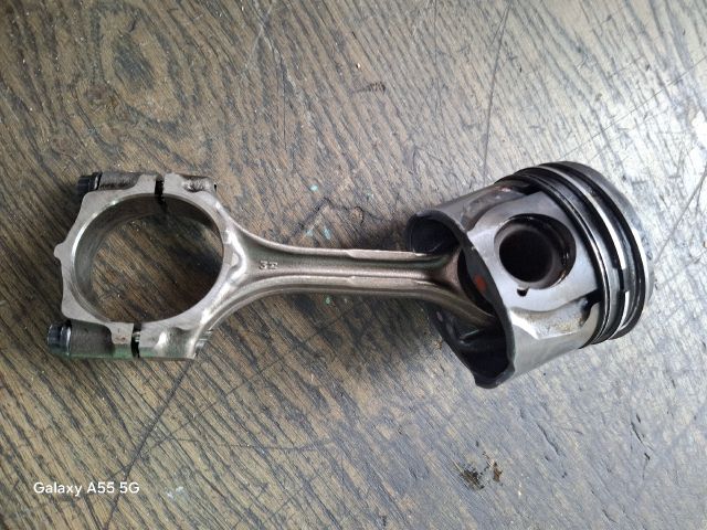 bontott TOYOTA YARIS Dugattyú és Hajtókar