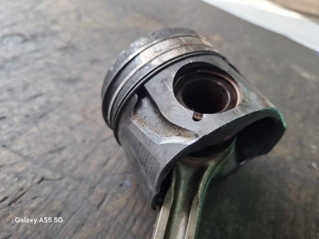 bontott TOYOTA YARIS Dugattyú és Hajtókar