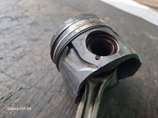 bontott TOYOTA YARIS Dugattyú és Hajtókar