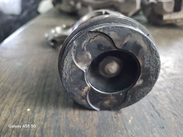 bontott TOYOTA YARIS Dugattyú és Hajtókar