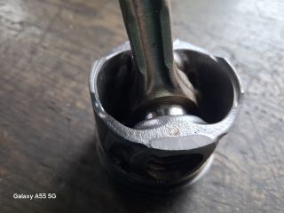 bontott TOYOTA YARIS Dugattyú és Hajtókar