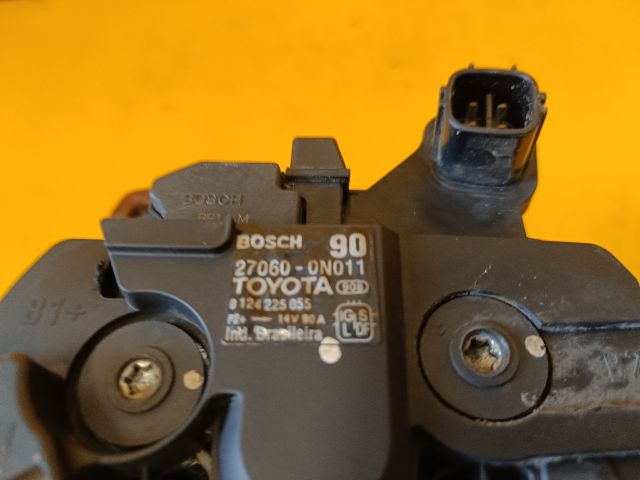 bontott TOYOTA YARIS Generátor