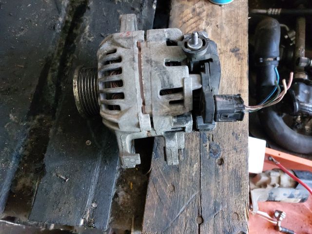 bontott TOYOTA YARIS Generátor