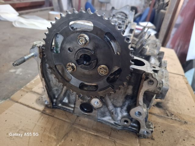 bontott TOYOTA YARIS Hengerfej