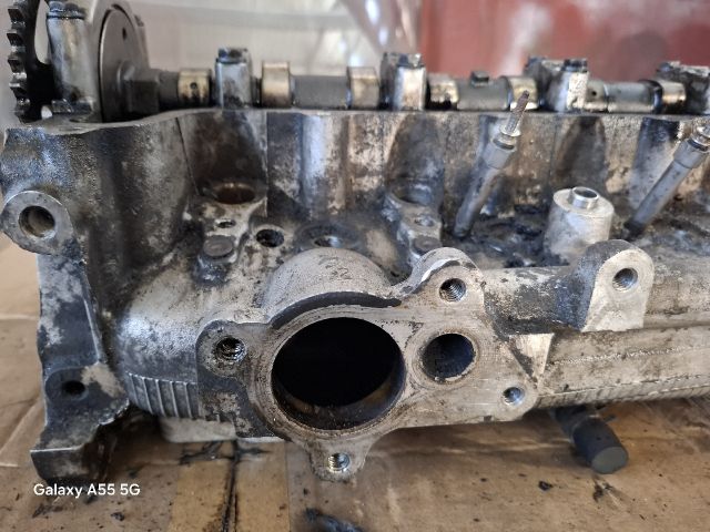 bontott TOYOTA YARIS Hengerfej