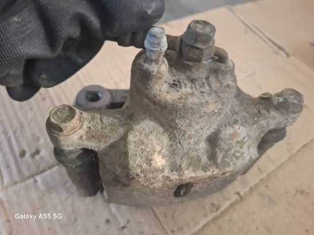 bontott TOYOTA YARIS Jobb első Féknyereg Munkahengerrel