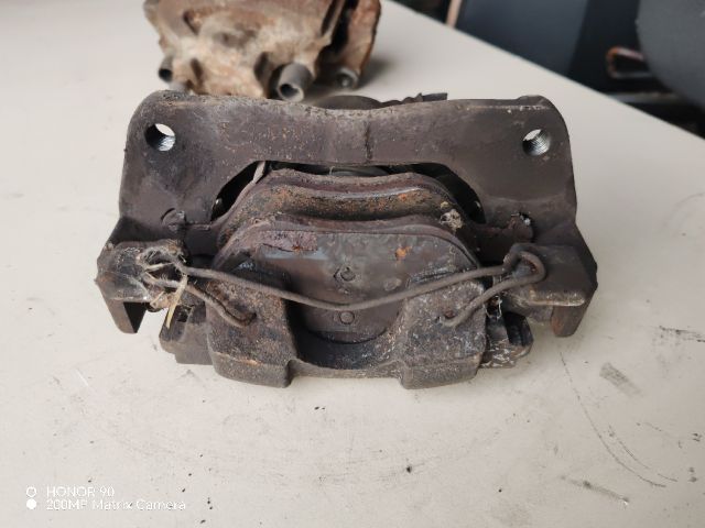 bontott TOYOTA YARIS Jobb első Féknyereg Munkahengerrel