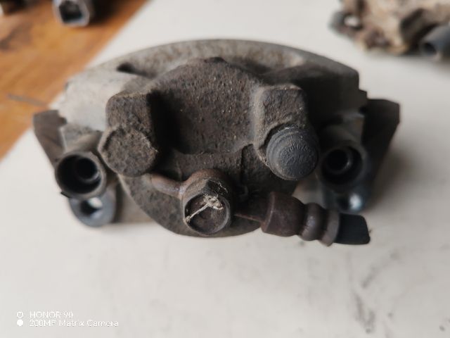 bontott TOYOTA YARIS Jobb első Féknyereg Munkahengerrel