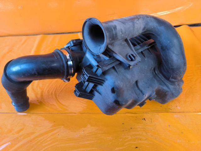 bontott TOYOTA YARIS Légszűrő Ház