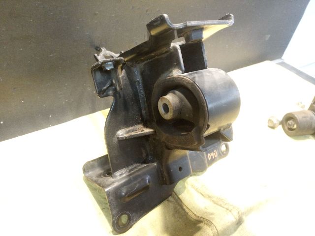 bontott TOYOTA YARIS Motor Tartó Bak Bal