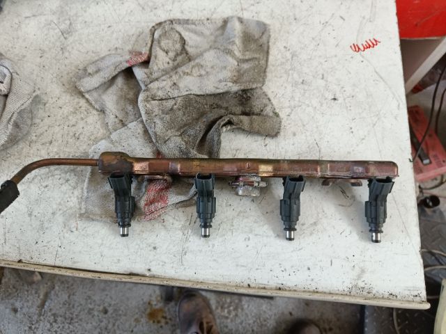 bontott TOYOTA YARIS Porlasztó Sor / Híd