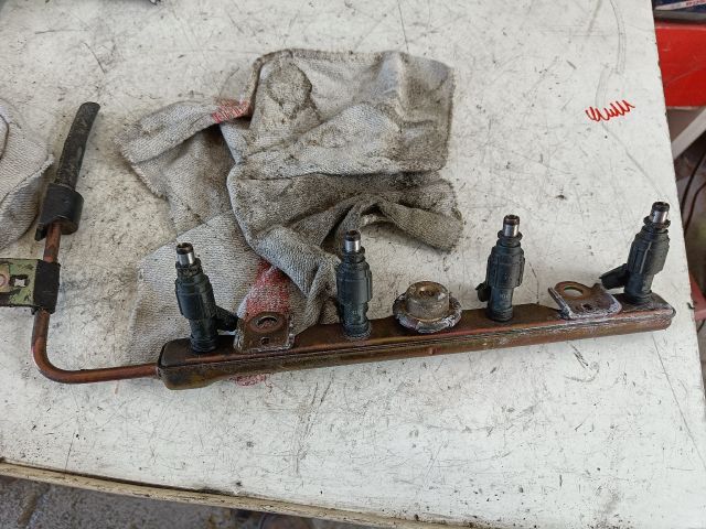 bontott TOYOTA YARIS Porlasztó Sor / Híd