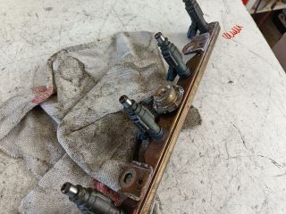 bontott TOYOTA YARIS Porlasztó Sor / Híd