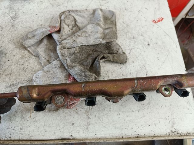 bontott TOYOTA YARIS Porlasztó Sor / Híd