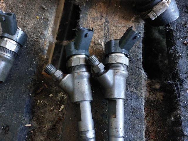 bontott TOYOTA YARIS Porlasztó Sor / Híd