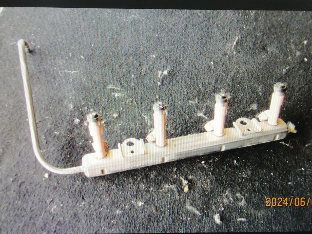 bontott TOYOTA YARIS Porlasztó Sor / Híd