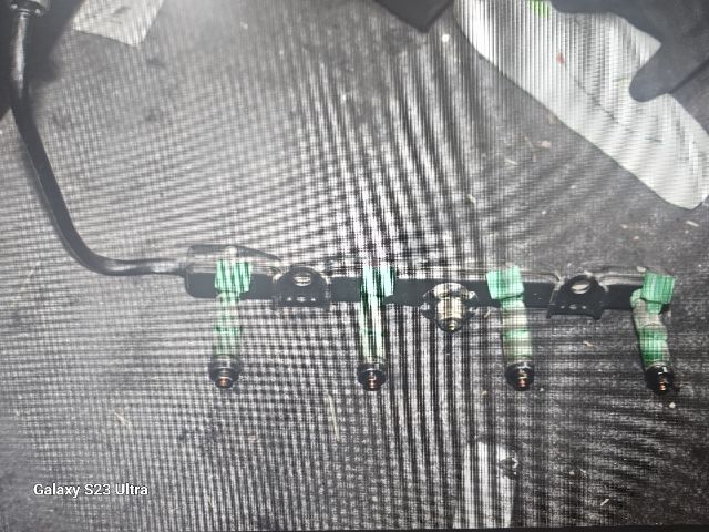 bontott TOYOTA YARIS Porlasztó Sor / Híd