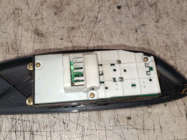 bontott TOYOTA YARIS Ablakemelő Kapcsoló Négyes / Kettes